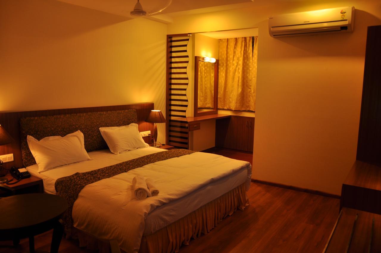 Hotel The Uday Regency Кота Екстериор снимка